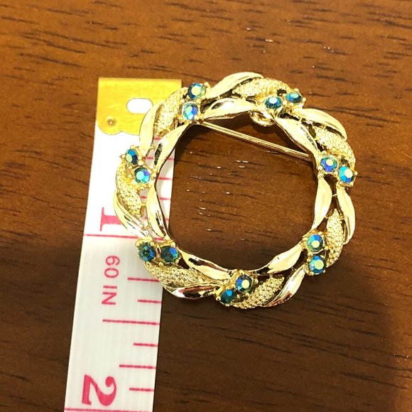 Gerry’s Vintage Gold Tone Rhinestones Wreath Brooch Pin. - Picture 9 of 14